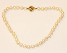 Perlenkette mit 14 k Gelbgold Schließe, L 40 cm, Perlen teils matt, Tragespuren