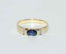 14 k Gelbgold Ring mit Safir Cabonchon und 2 kleine in Weißgold gefaßte Diamanten, 2,16 gr., Gr. 56
