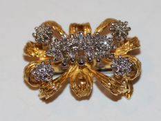 Dekorativer 18 k Gelbgold Perlenclip mit 8 in Weißgold gefaßten Diamanten, 16,24 gr., 3 cm x 2 cm,