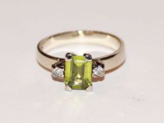 Schöner 14 k Weißgold Ring mit Peridot und 2 Diamanten, 4,1 gr., Gr. 57