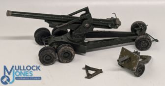 Britains Toys No.2064 155mm Gun, loose – in good used condition, plus smaller field gun also by