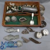Period cooking baking moulds, cutter, a good collection: an early shaped cutter, to include shell