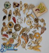 Collection of vintage costume jewellery incl gold-tone brooches – with named makers of Sphinx, Sarah