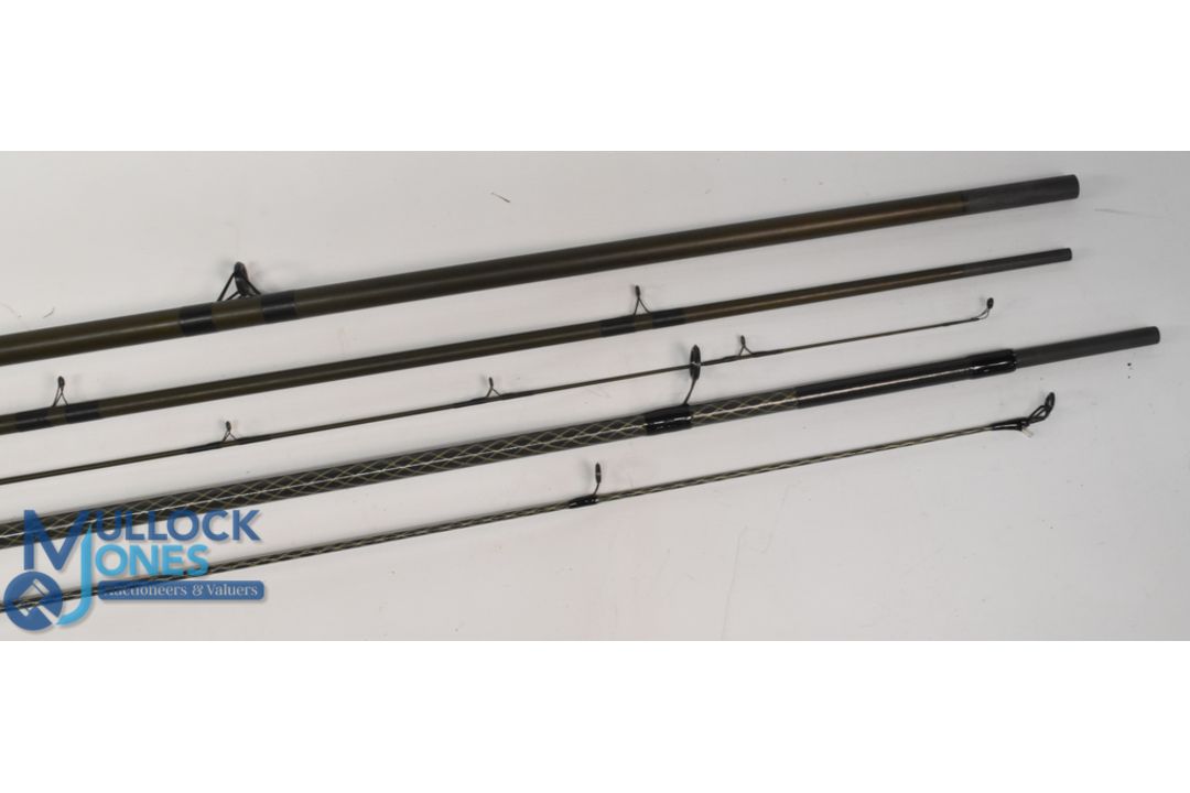 Unnamed carbon barbel/carp rod, 12ft 2pc, 1 ½ lb test curve with 20" handle, Fuji uplocking reel - Image 2 of 3