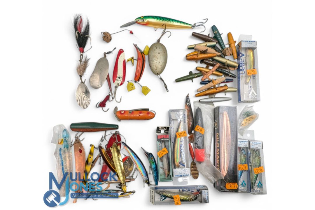 Fishing Lure Collection, to include period c1940 USA Hargrett orange wooden cats paw, Dalton special - Image 1 of 3