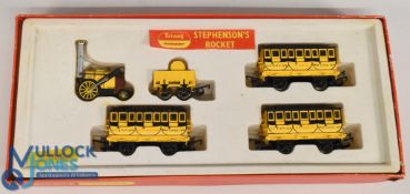 Tri-ang / Hornby R346C Stephenson's Rocket Train OO Gauge Set with 3 Coaches, boxed missing -