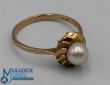 14ct Gold and Pearl Ladies Ring: gold band having a single pearl mounted on gold setting total