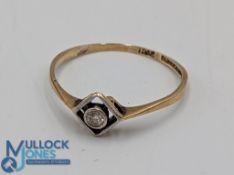 18ct Gold / Platinum and Diamond Ladies Ring: thin gold band having a single Diamond in a Platinum