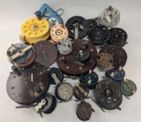 Large quantity of Bakelite and pressed metal vintage reels, including 4 x Scarborough patterns