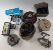 4x vintage brass fly reels, including a Featherlight, a plate wind stamped made in England, a box of