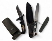3x vintage knives, a stainless-steel sheath knife, made in Japan with crosshatch handle in sheath, a