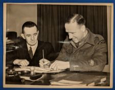1945 Unique and scarce Press photograph, 21cm x 16½cm b&w, Matt Busby (in Army uniform) signing