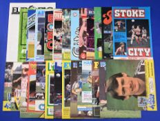 1981/82 Manchester Utd complete league season homes (21) plus team sheet insert for WHU (27