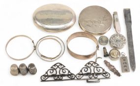 Selection of Hallmarked Silver to include 1911 snuff box, 3 thimbles, ladies compact, 4 ladies
