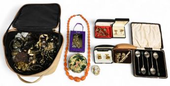 Quantity of Costume Jewellery - various Necklaces, Earrings, Rings, and Bracelets, together with