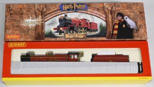 Hornby R2301 Hogwarts Express 18CT. Gold plated 5972 Hogwarts Castle comes with illustrated box (2)