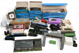 OO Gauge Train & Accessories to include Triang Pullman engine & 47606 engine, Lima King George V,