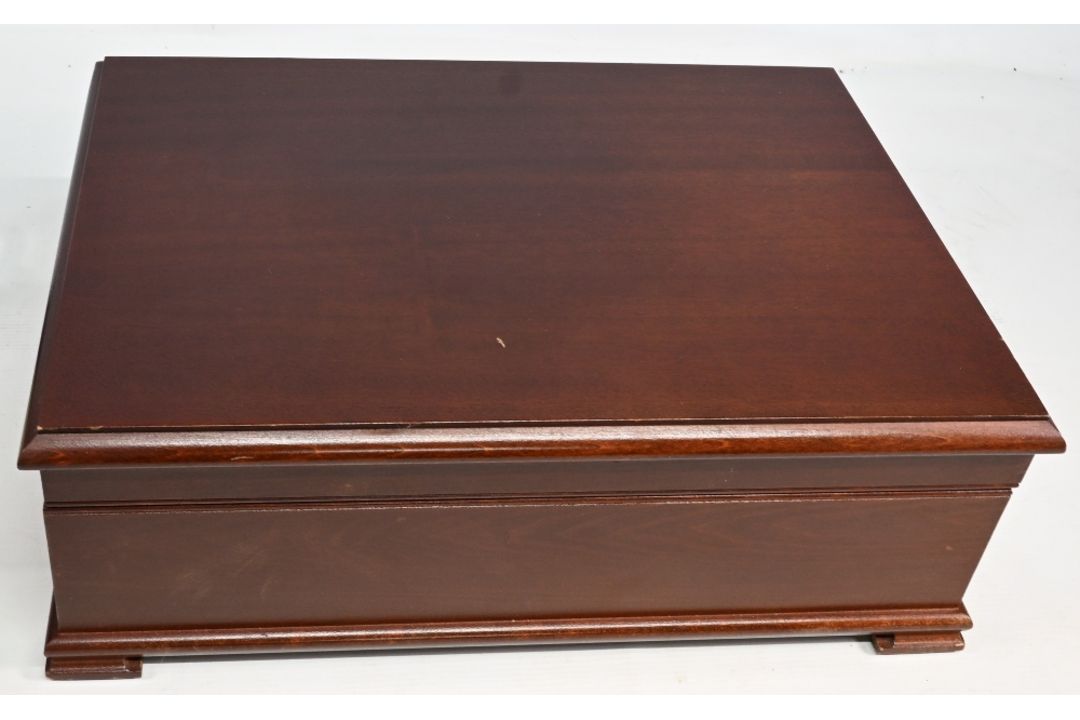 Arthur Price Canteen of Cutlery Full 8 person setting, housed in a velvet lined wooden box having - Image 2 of 2