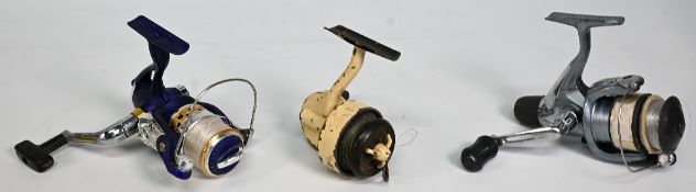 Simano 2500 fixed spool reel, good bail, rear tensioner, free spool, runs well. Azure BL300 fixed
