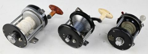 Abu Ambassadeur 6000 multiplier reel, black finish, white handle, red star drag, free spool button