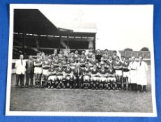 1958 Manchester United b&w 6 ¼” x 6 ¼” press photograph of the team, management and staff on the
