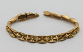 An 18ct yellow gold bracelet marked '18k' and '750' (fomp), length 19cm (1 link broken), approx 23.