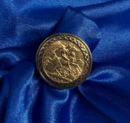 Edward VII 1910 half sovereign mounted in 9ct gold ring, approx 10.8g.
