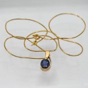 A sapphire pendant, blue oval brilliant cut sapphire with dark hue (Sri Lanka) .18k yellow gold