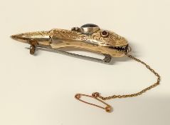 An interesting 9ct gold snake/fish brooch set with coloured stone, approx 6.7g.