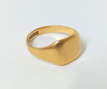 An 18ct gold gents signet ring, approx 6.4g.