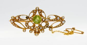 A 15ct yellow gold brooch set with seed pearls and peridot, approx 6.1g.