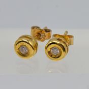 A pair diamond stud earrings set in 18ct yellow gold, 1.80g.