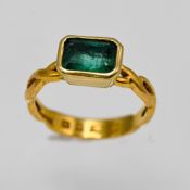 An antique 22ct yellow gold and emerald set ring, approx 3.3g, size G.