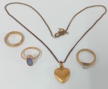 A small collection of 9ct gold to include 9ct gold wedding band, 9ct ring with white stone etc,