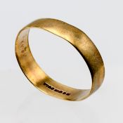 A 9ct yellow gold wedding band ring, approx 1.5g.