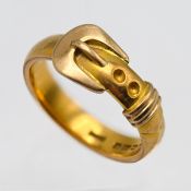 A 22ct yellow gold buckle ring, 7.7g, size P.