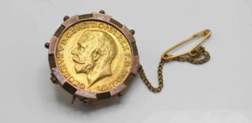 A Geo V 1914 sovereign set in a 9ct brooch.