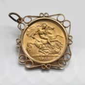 A Geo V 1911 half sovereign set in a 9ct pendant, 5.70g.
