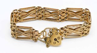 A 9ct gold gate bracelet set with a heart padlock clasp, approx 25.6g