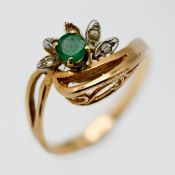 A diamond and emerald 'flower' style ring, set in 14k yellow gold, approx 2.6g, size N (stone