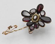 A Georgian garnet and seed pearl brooch, 33mm x 33mm (not hallmarked).