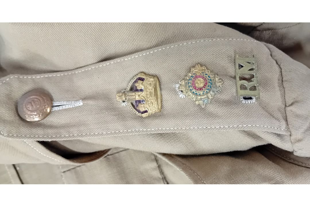 A World War One WWI Royal Marine cotton blouse with crown and metal pips to shoulder tabs. Captain - Image 3 of 3