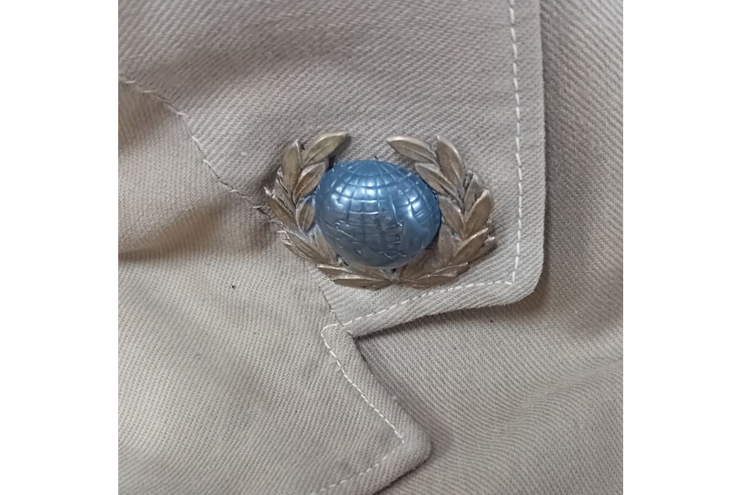 A World War One WWI Royal Marine cotton blouse with crown and metal pips to shoulder tabs. Captain - Image 2 of 3