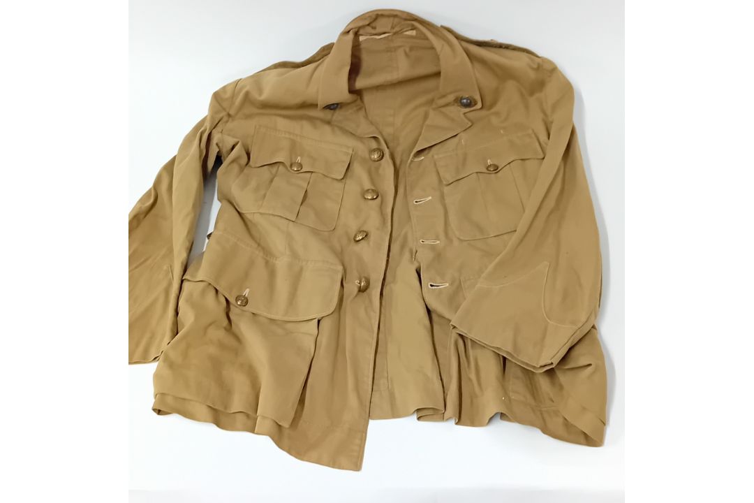 A World War One WWI Royal Marine cotton blouse with crown and metal pips to shoulder tabs. Captain - Image 1 of 3