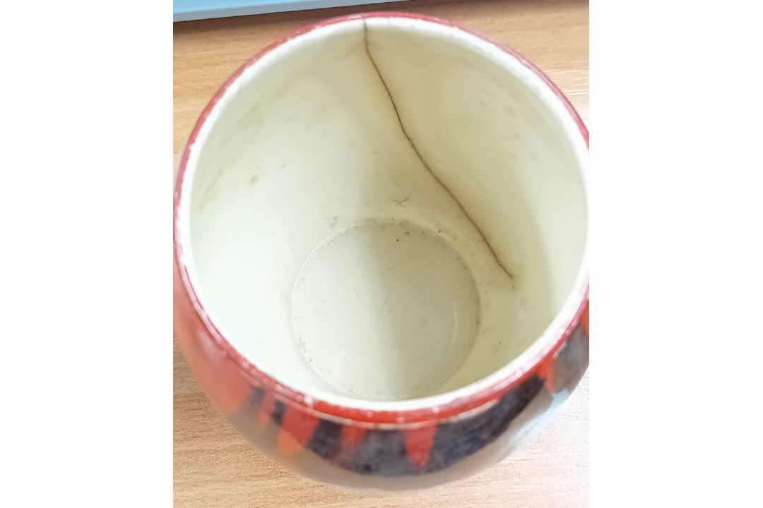 A Clarice Cliff 'Gardenia' preserve pot, together with a 'Ravel' pattern egg cup, a 'Secrets' - Image 5 of 5