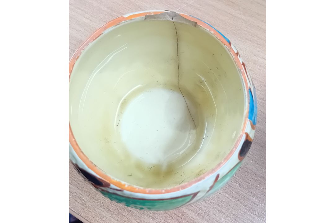 A Clarice Cliff 'Gardenia' preserve pot, together with a 'Ravel' pattern egg cup, a 'Secrets' - Image 3 of 5