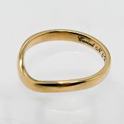 An 18ct yellow gold 'twist' wedding band ring, inscribed inside N&B, size M, approx 2.5g