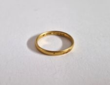 A 22ct yellow gold wedding band ring, size P, approx 2.7g.