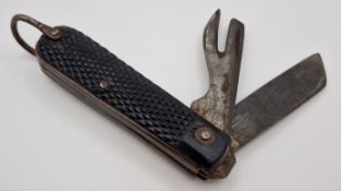 A WWII military issue British army knife, with broad arrow mark to blade, length 9.5cm.