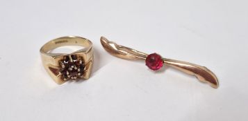 A 9ct gold dress ring together with a 9ct gold brooch, total weight approx 5.2g.